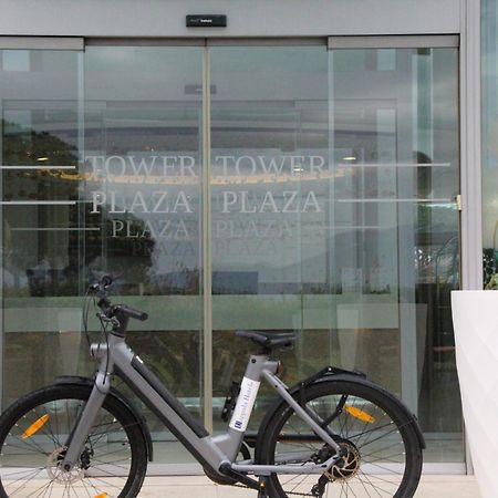 Pisa Tower Plaza酒店 外观 照片 A bicycle at the entrance of a shopping mall