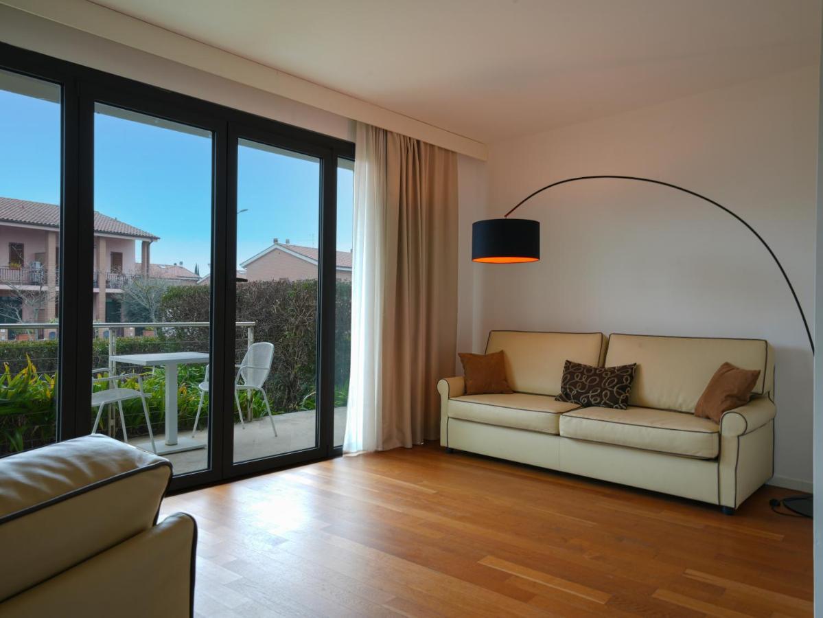 Pisa Tower Plaza酒店 外观 照片 A living room with a floor lamp