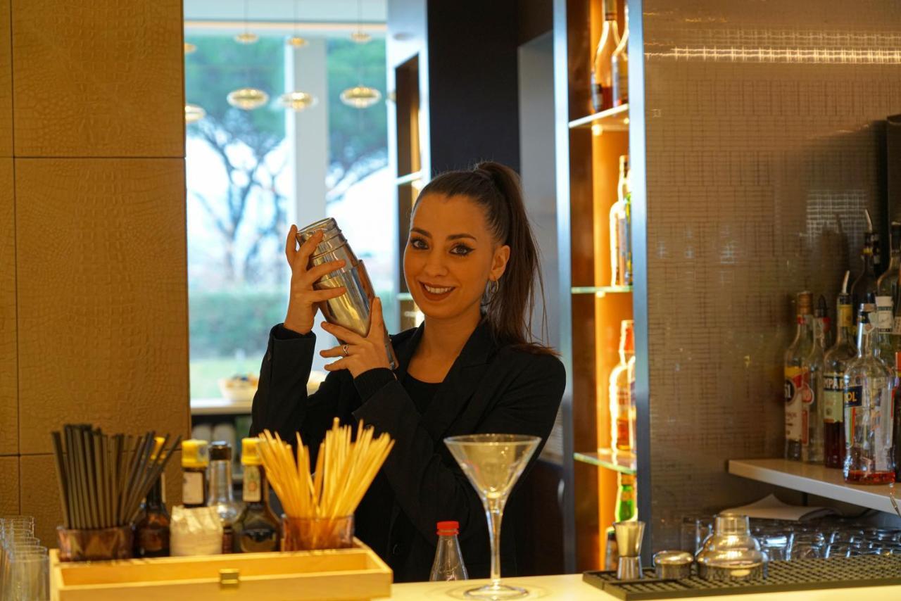 Pisa Tower Plaza酒店 外观 照片 A bartender shaking a cocktail