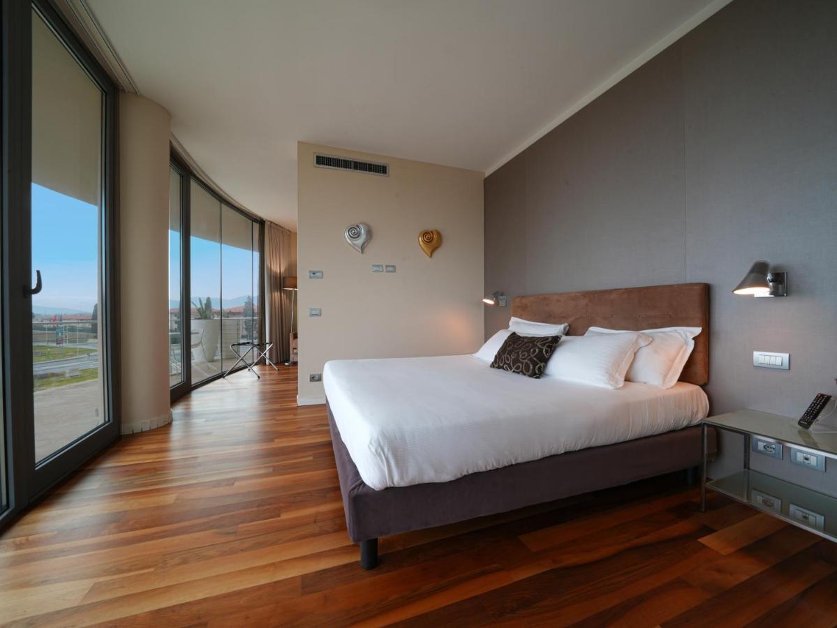 Pisa Tower Plaza酒店 外观 照片 A bedroom at the hotel