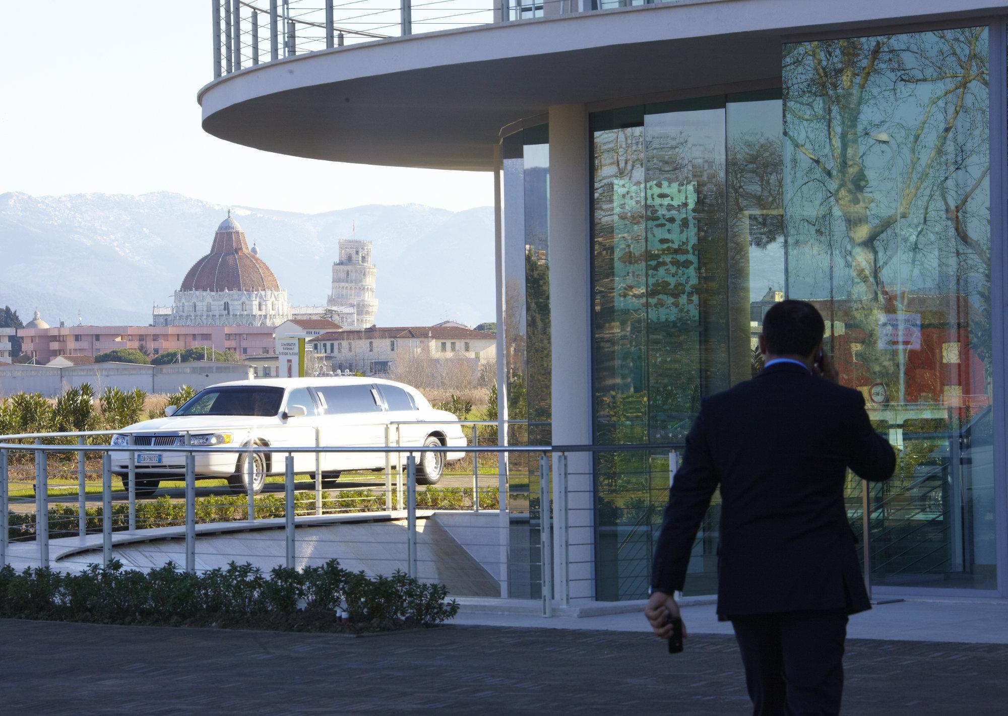 Pisa Tower Plaza酒店 外观 照片 A chauffeur in Italy