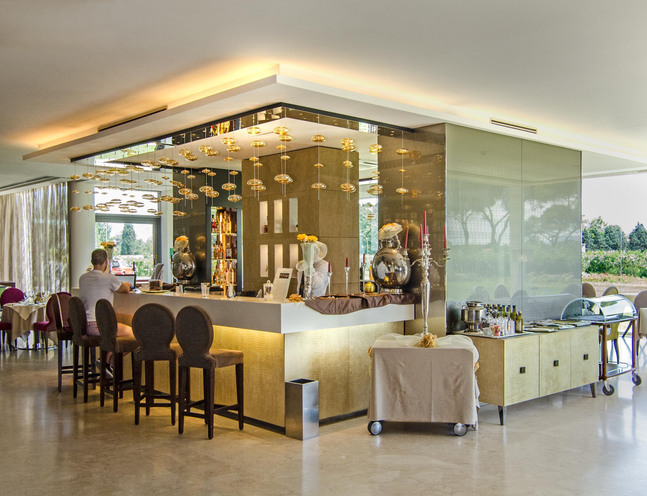 Pisa Tower Plaza酒店 外观 照片 The bar at the lobby